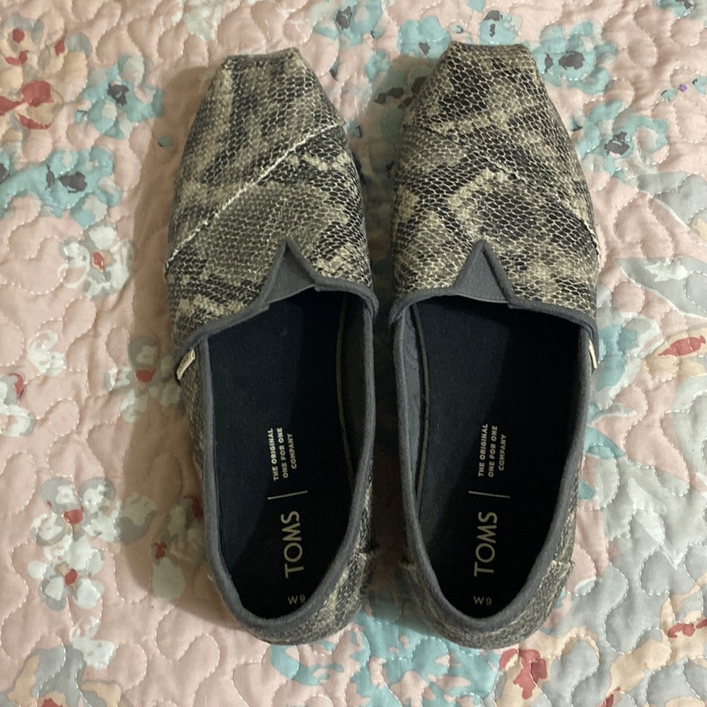 TOMS Snakeskin Slippers, women’s 9, like new! Grey / tan